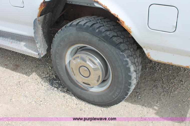 image for item F2789 1993 Ford F250 XL pickup truck