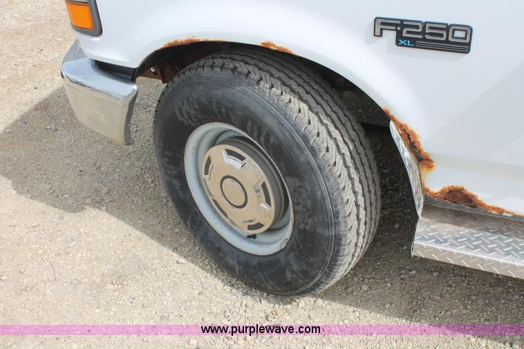 image for item F2789 1993 Ford F250 XL pickup truck