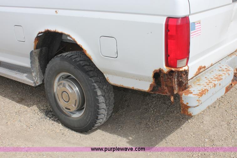 image for item F2789 1993 Ford F250 XL pickup truck
