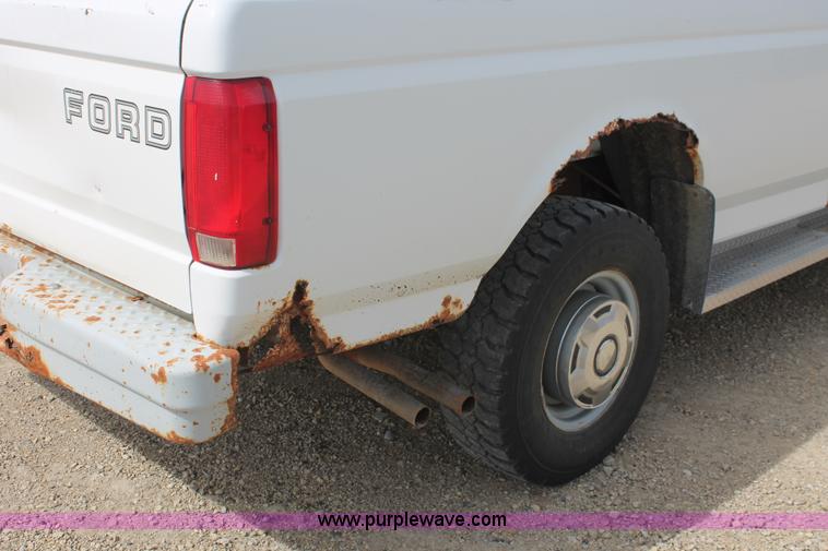 image for item F2789 1993 Ford F250 XL pickup truck