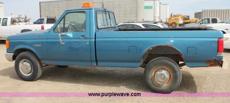 image for item F2792 1990 Ford F250 pickup truck