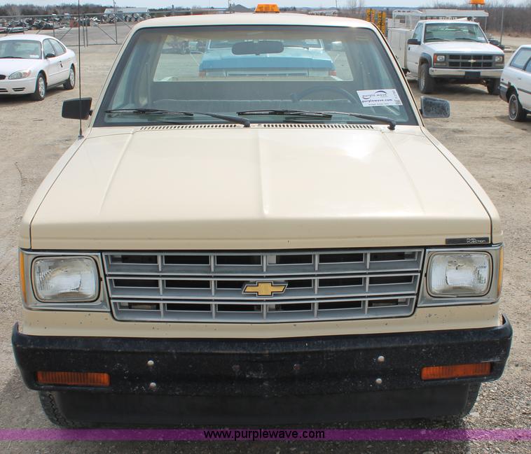 image for item F2793 1986 Chevrolet S10 Extended Cab pickup truck