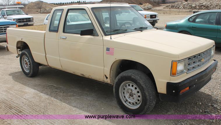 image for item F2793 1986 Chevrolet S10 Extended Cab pickup truck