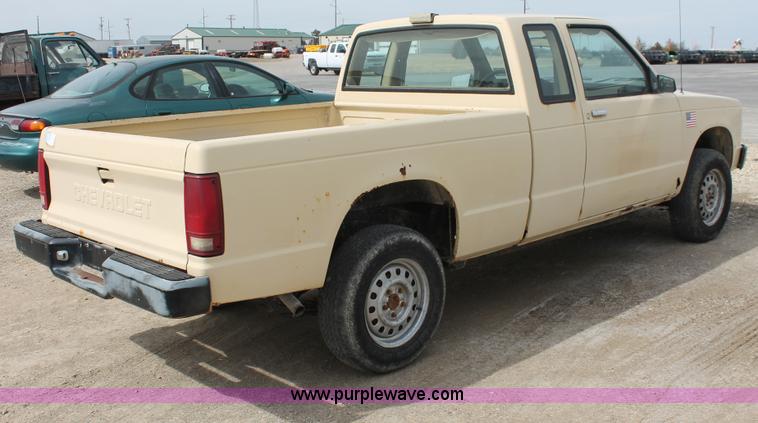image for item F2793 1986 Chevrolet S10 Extended Cab pickup truck