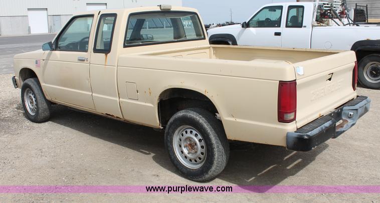 image for item F2793 1986 Chevrolet S10 Extended Cab pickup truck