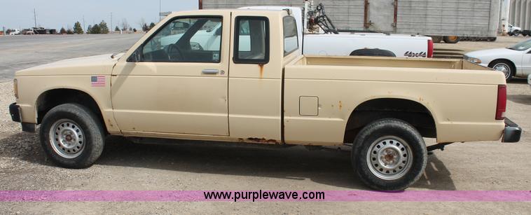 image for item F2793 1986 Chevrolet S10 Extended Cab pickup truck
