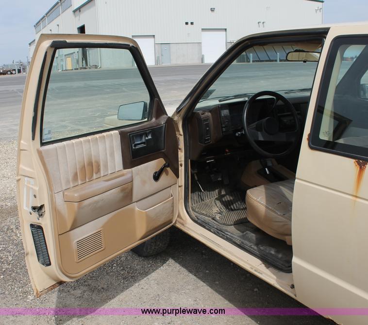 image for item F2793 1986 Chevrolet S10 Extended Cab pickup truck