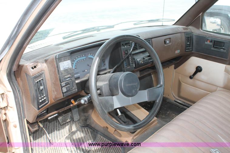 image for item F2793 1986 Chevrolet S10 Extended Cab pickup truck