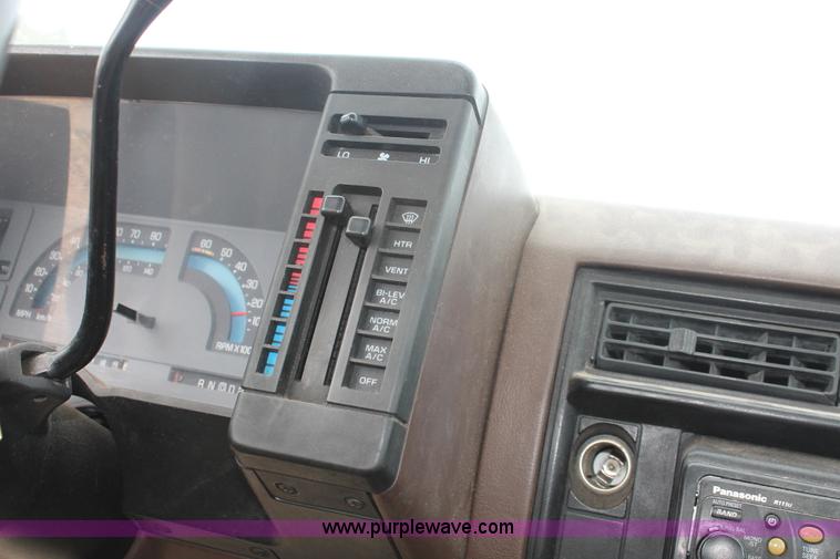 image for item F2793 1986 Chevrolet S10 Extended Cab pickup truck