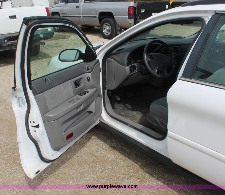 image for item F2933 2001 Ford Taurus SE