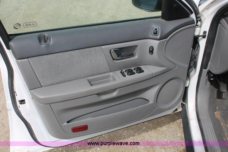 image for item F2933 2001 Ford Taurus SE
