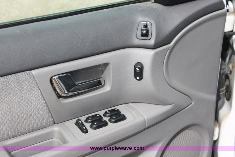 image for item F2933 2001 Ford Taurus SE