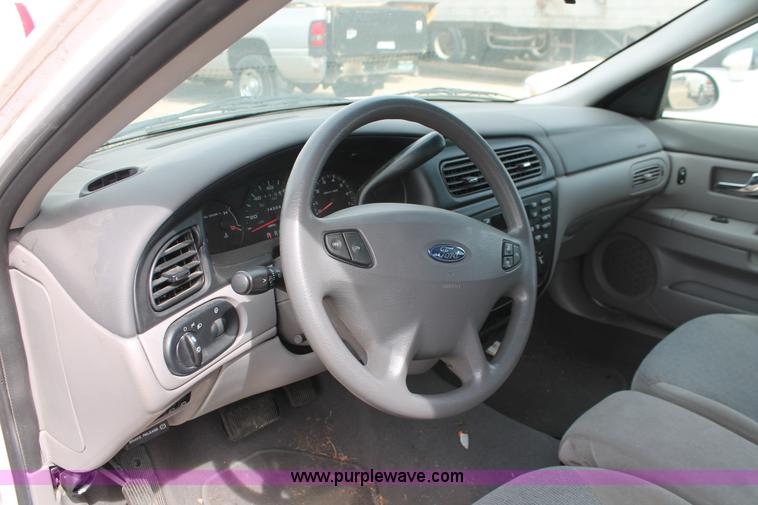 image for item F2933 2001 Ford Taurus SE