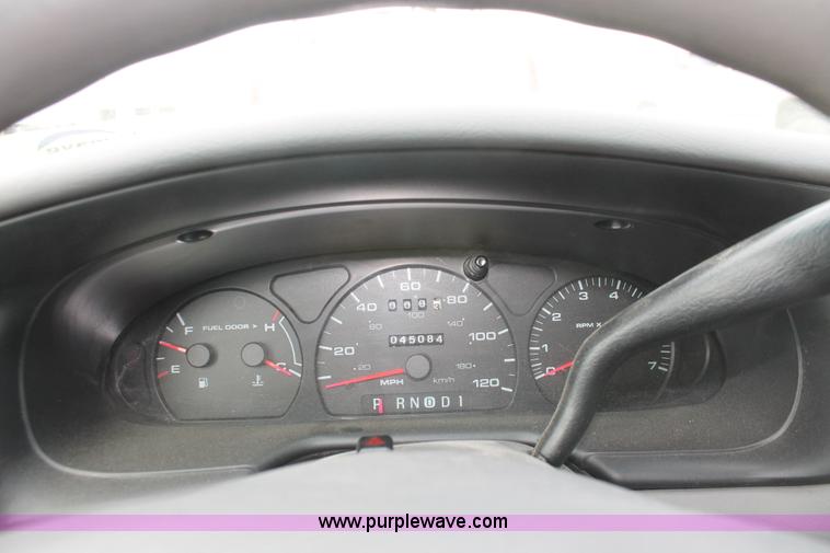 image for item F2933 2001 Ford Taurus SE