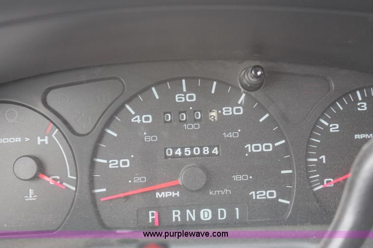 image for item F2933 2001 Ford Taurus SE