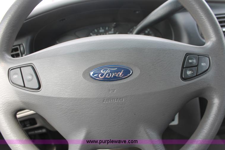 image for item F2933 2001 Ford Taurus SE