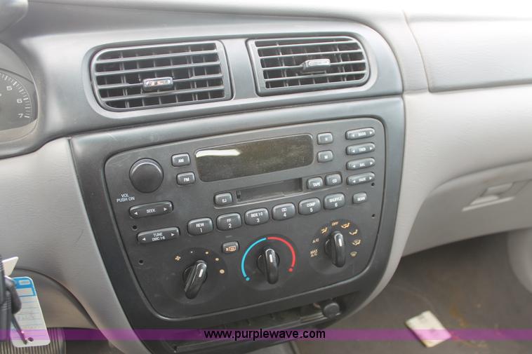 image for item F2933 2001 Ford Taurus SE