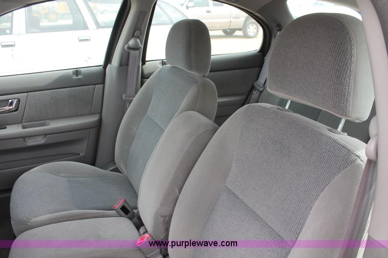 image for item F2933 2001 Ford Taurus SE