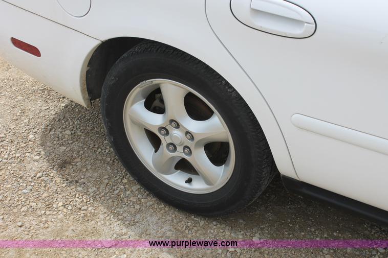 image for item F2933 2001 Ford Taurus SE