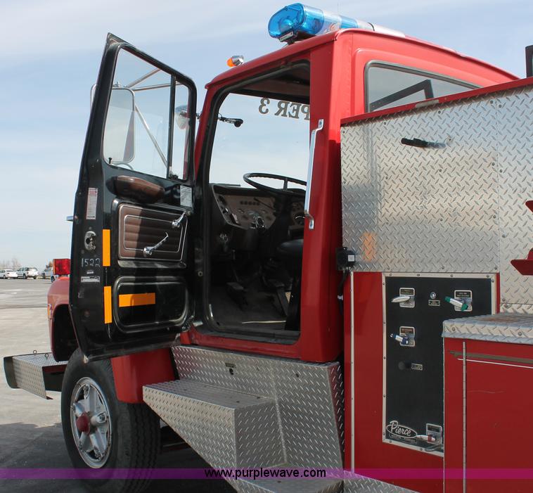 image for item F2947 1976 Ford 800 Pierce firetruck