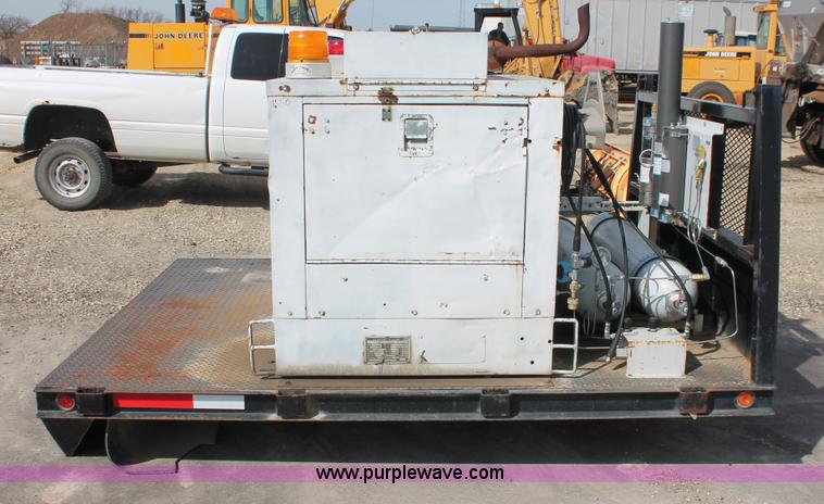 image for item F2948 Flatbed with high pressure air system