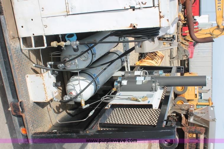 image for item F2948 Flatbed with high pressure air system