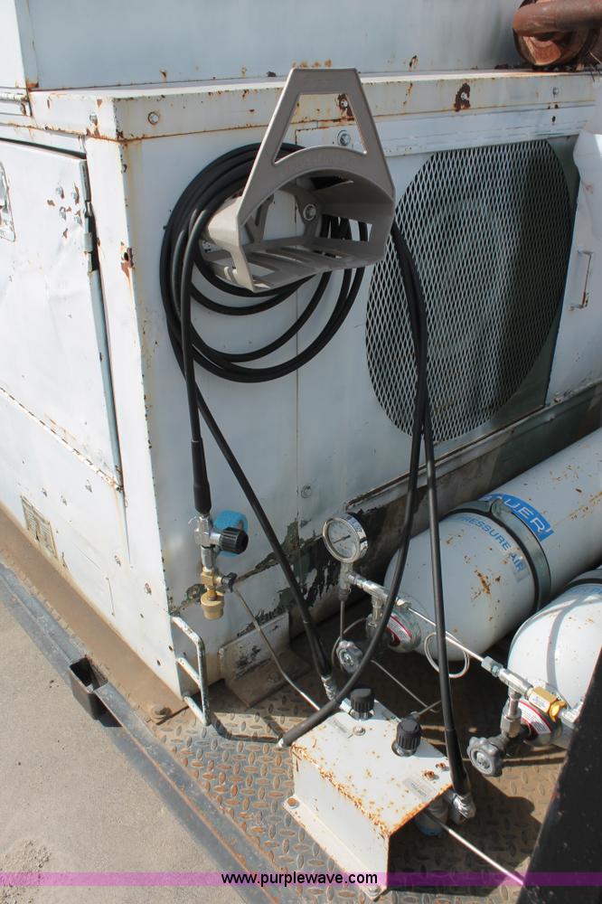 image for item F2948 Flatbed with high pressure air system