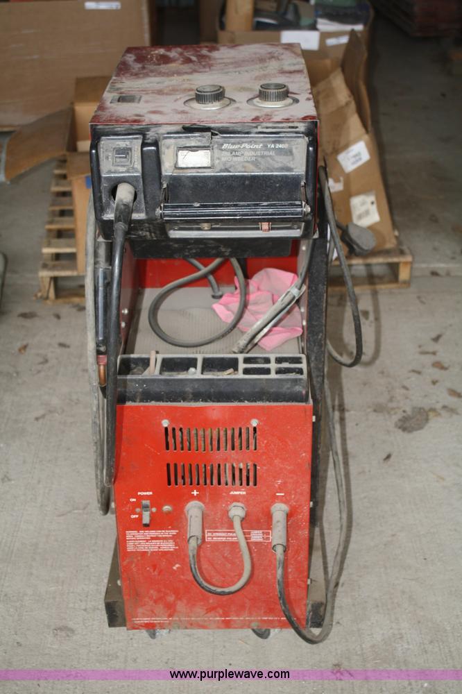 Blue Point YA240 mig welder in Lawrence, KS Item V9651 sold Purple Wave