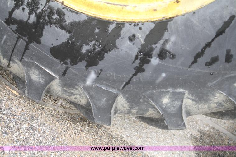 image for item V9663 1999 John Deere 4200 garden tractor