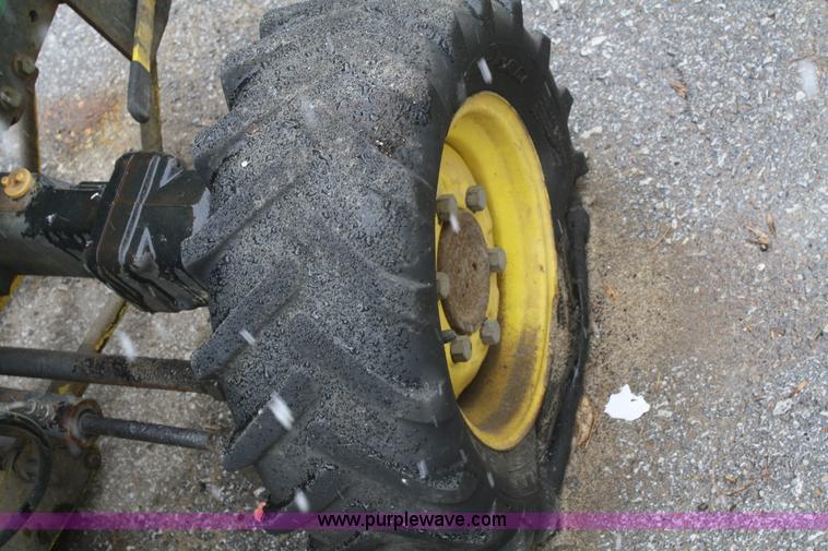 image for item V9663 1999 John Deere 4200 garden tractor