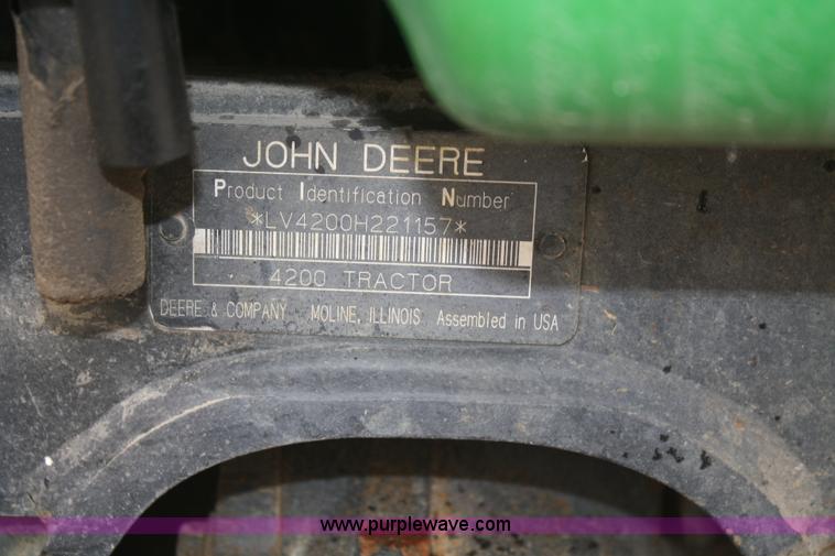 image for item V9663 1999 John Deere 4200 garden tractor