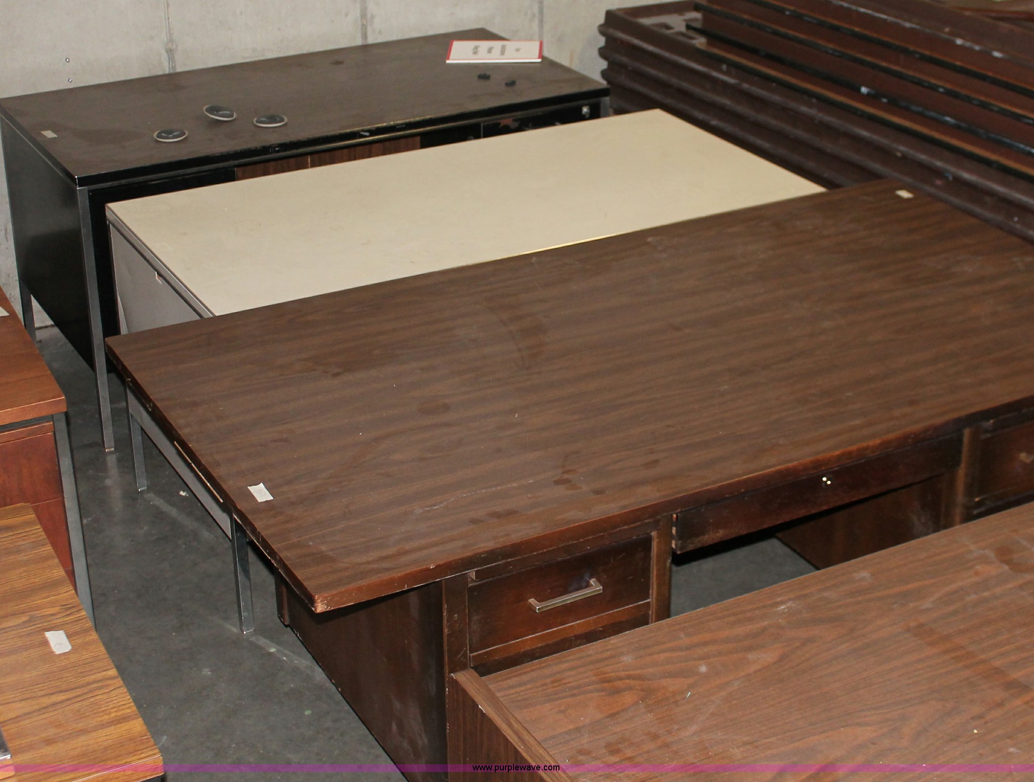 (18) assorted desks in Wichita, KS Item M9227 sold Purple Wave