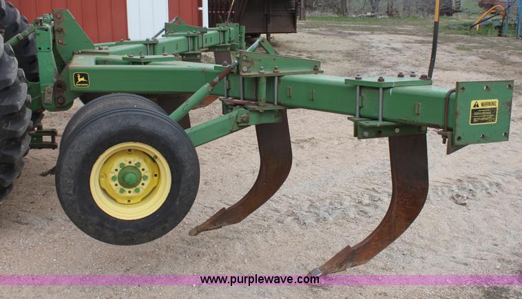 image for item AA9123 John Deere 915 seven shank ripper