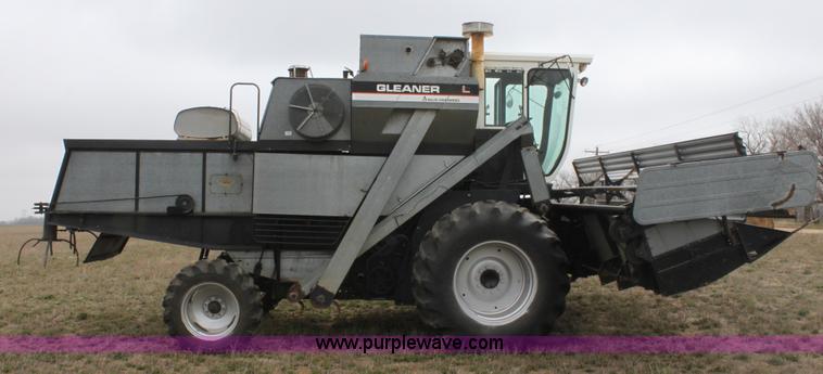 image for item AA9131 Allis Chalmers Gleaner L combine