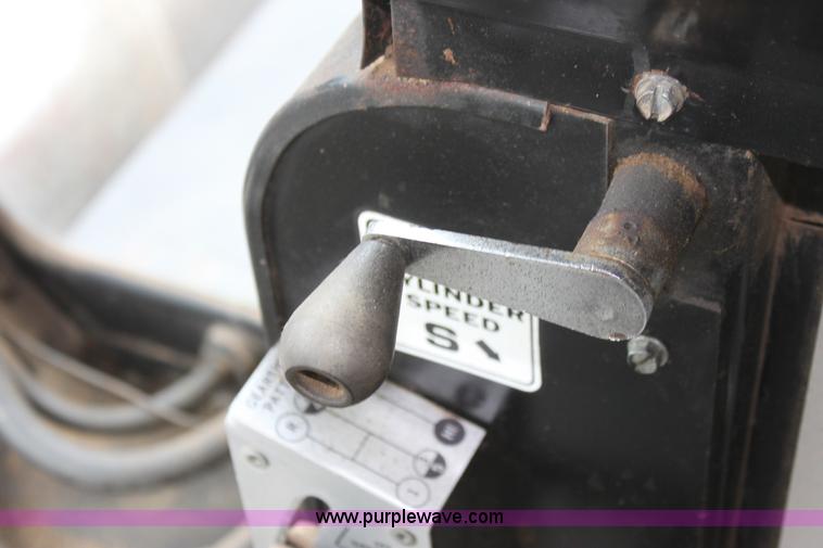 image for item AA9131 Allis Chalmers Gleaner L combine