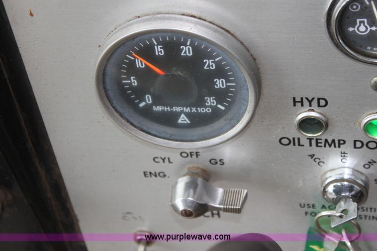 image for item AA9131 Allis Chalmers Gleaner L combine