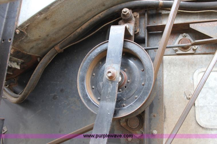 image for item AA9131 Allis Chalmers Gleaner L combine