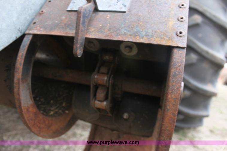 image for item AA9131 Allis Chalmers Gleaner L combine