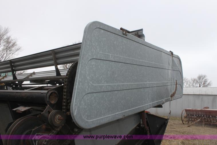 image for item AA9131 Allis Chalmers Gleaner L combine