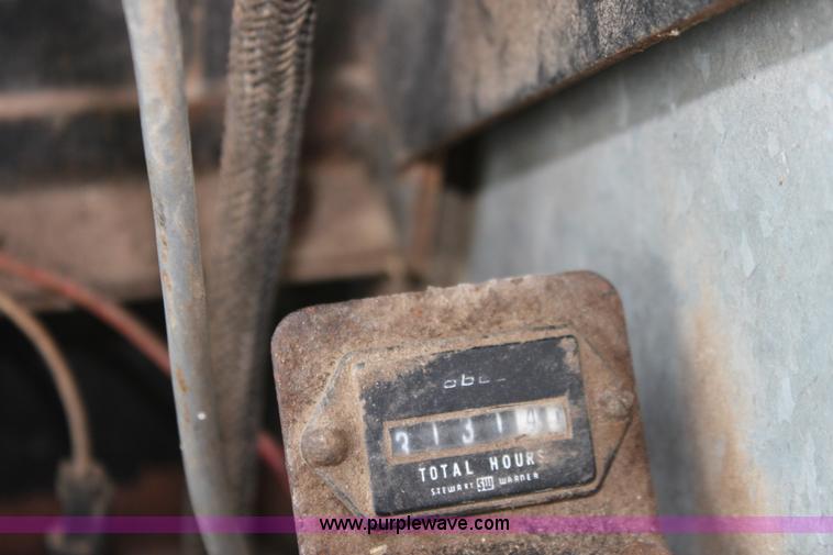 image for item AA9132 Allis Chalmers Gleaner L corn soybean special combine