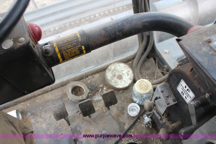 image for item AA9132 Allis Chalmers Gleaner L corn soybean special combine