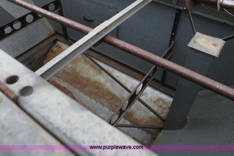 image for item AA9132 Allis Chalmers Gleaner L corn soybean special combine