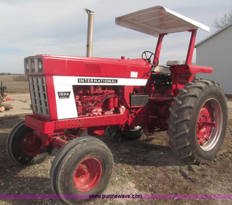 image for item B5420 1975 International F1066 row crop tractor