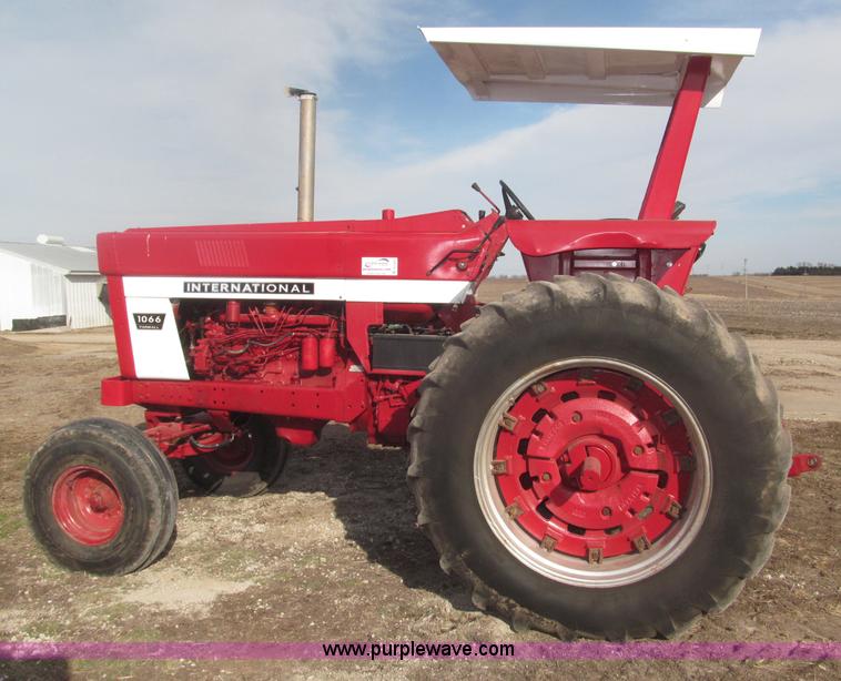 image for item B5420 1975 International F1066 row crop tractor