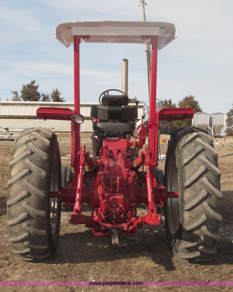 image for item B5420 1975 International F1066 row crop tractor