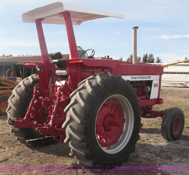 image for item B5420 1975 International F1066 row crop tractor