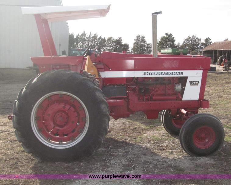 image for item B5420 1975 International F1066 row crop tractor