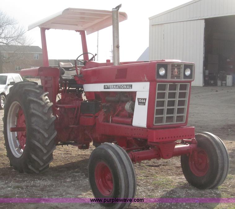 image for item B5420 1975 International F1066 row crop tractor