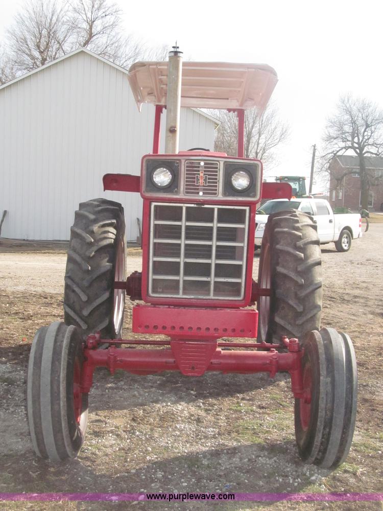 image for item B5420 1975 International F1066 row crop tractor