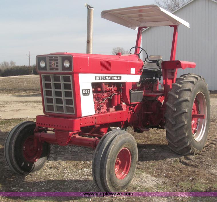 image for item B5420 1975 International F1066 row crop tractor